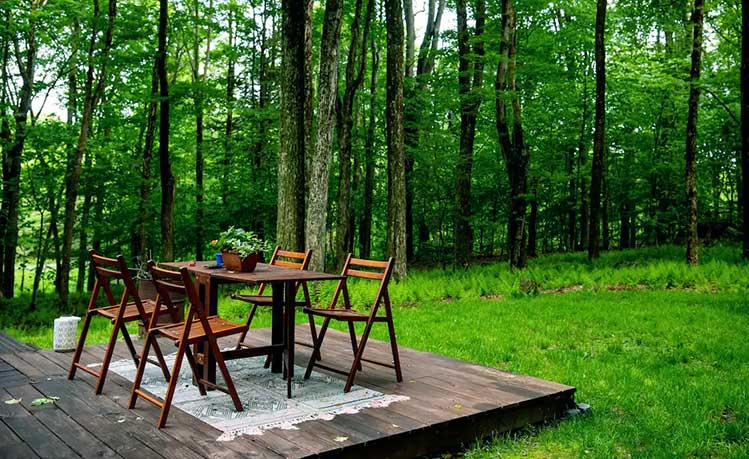 Moss Hollow Cabin backyard dining deck
