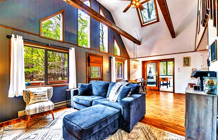 Mountain Chalet in Locust Lake Village Living Room