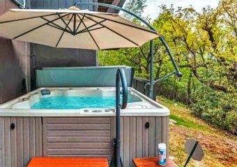 Yuzhuo’s Mountaintop at The Village Hot Tub