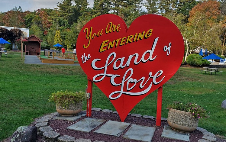 Paradise Stream Resort land of love-sign