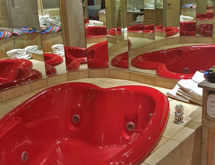 Paradise-Stream-Resort-red-heart-shaped-bathtub