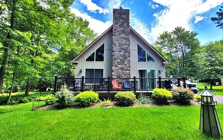 Pocono Escape Chalet Exterior Front