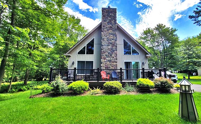 Pocono Escape Chalet Exterior Front