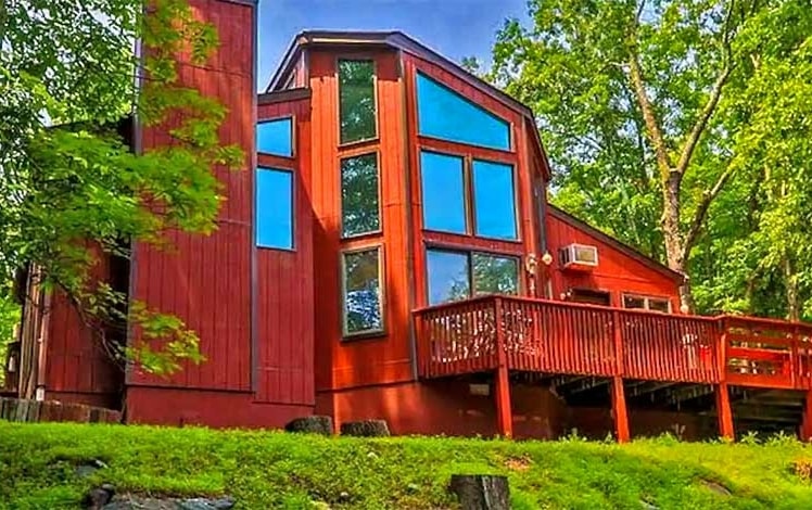 Poconos Retreat Hot Tub Spa exterior house