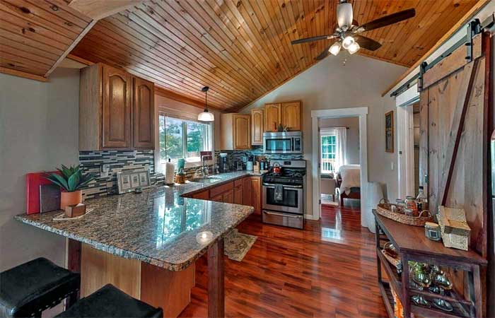 Private Lakefront Cottage Kitchen