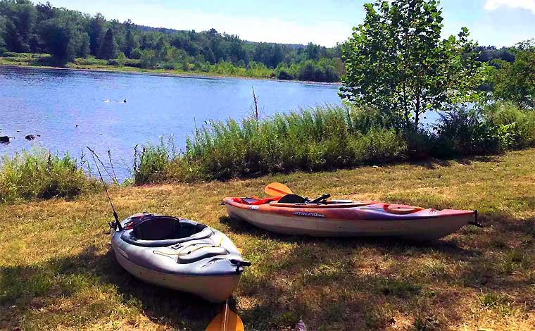 Riverside Cozy Cabin kayak on river bank