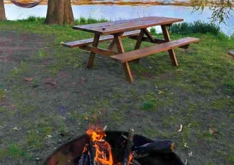Riverside Cozy Cabin picnic table on riverbank