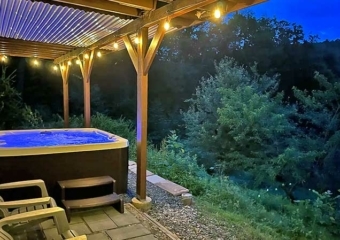 Sawkill Creek Cottage hot tub
