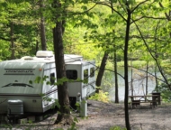 Scotrun-RV-Resort-rvs-on-lake-with-picnic-table