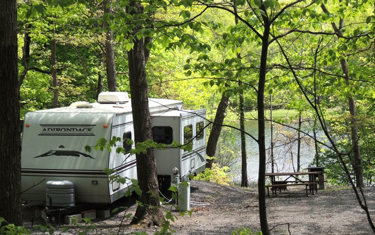 Scotrun-RV-Resort-rvs-on-lake-with-picnic-table