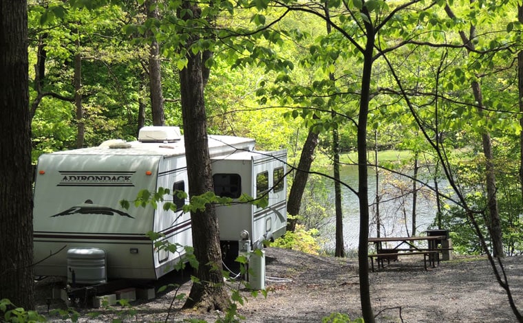 Scotrun-RV-Resort-rvs-on-lake-with-picnic-table