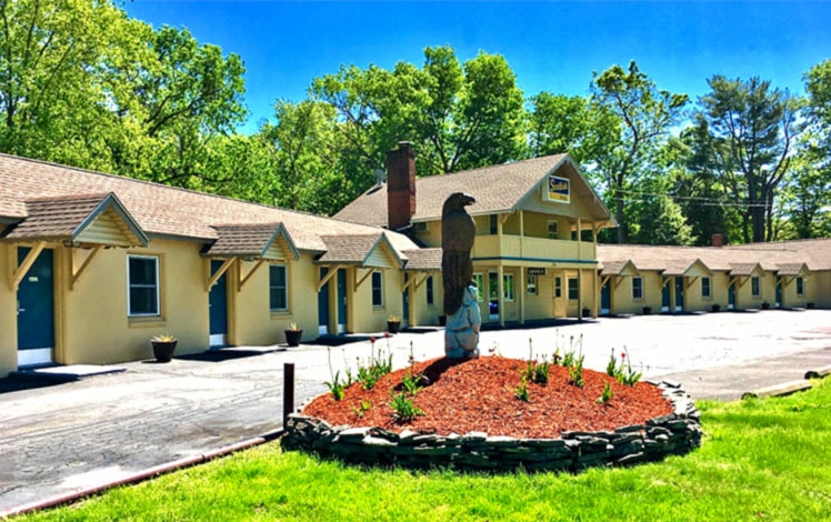 Scottish Inns Milford front of motel and parking lot