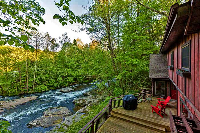 Serene Mountainhome Cabin Deck