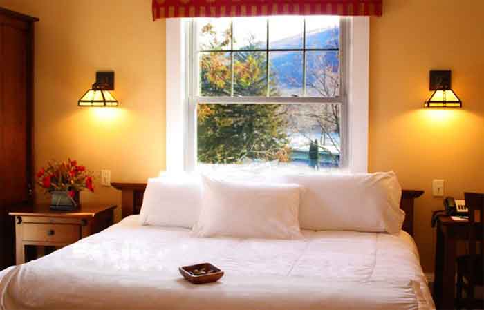 Shawnee-Inn-and-Golf-Resort-cottage-guest-room-yellow