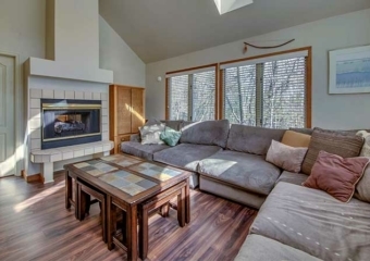 slopeside in laurelwoods living room