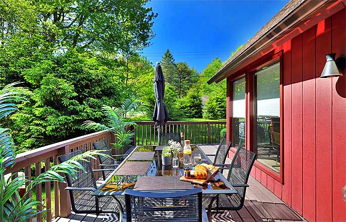Sojourn Chalet Deck with Dining Table