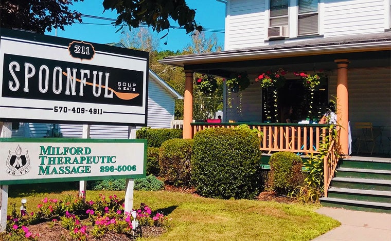 Spoonful Soup 'n Eats front of building