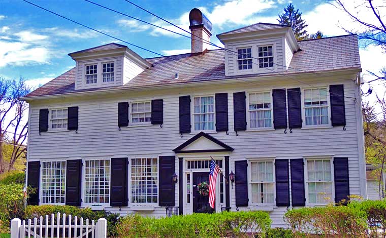 Stony Brook Inn B&B exterior front