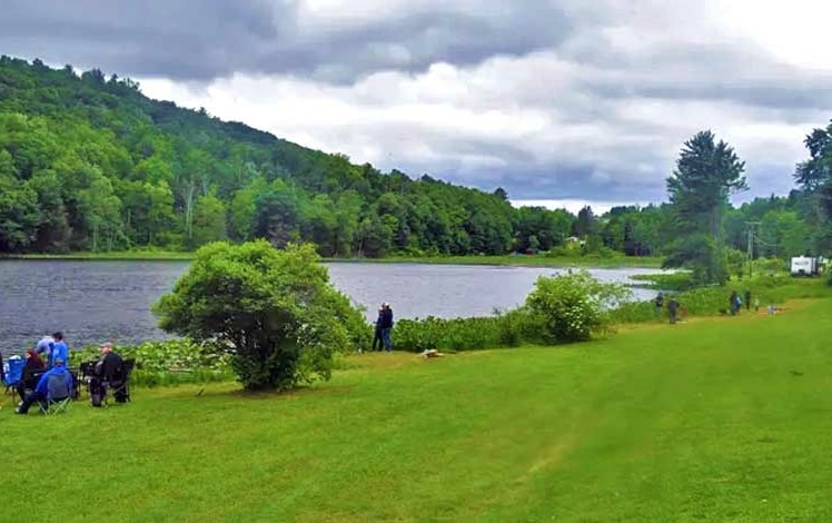 Stony Mountain Family Campground lake