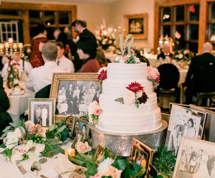 Stroudsmoor-Country-Inn-Weddings-reception-with-wedding-cake-table