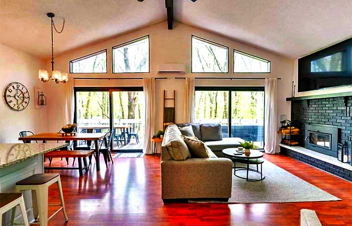 Stunning Bushkill Getaway Great Room