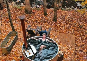 Ten Mile River Cabin Girl in Hot Tub