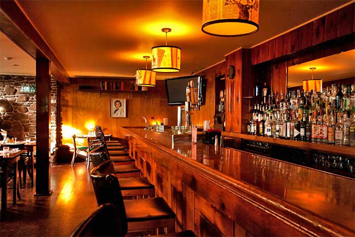 The Arnold House Tavern bar