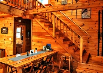 The Cabin on Calkins Creek Dining Area
