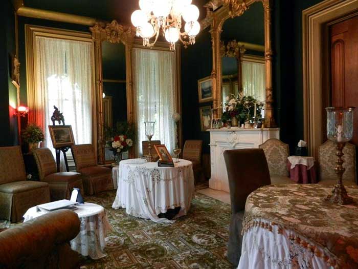 The-Harry-Packer-Mansion-B&B-ladies'-parlor