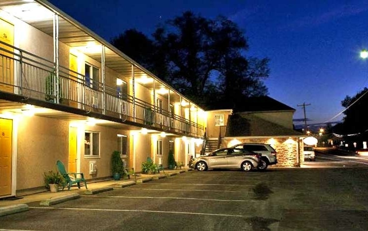 The Lantern Lodge exterior and parking lot