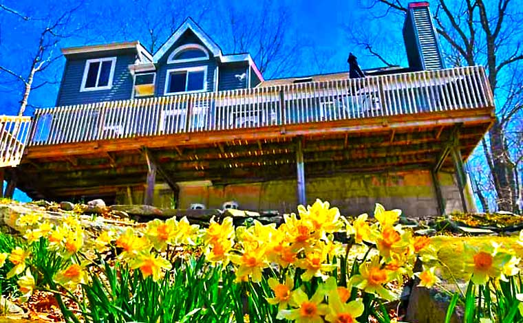 The Pocono Loft House Exterior