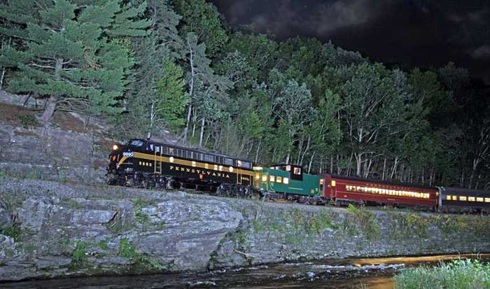 The-Stourbridge-Line-train-at-night