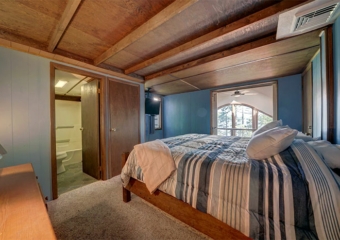 Treehouse on Lake Wallenpaupack bedroom