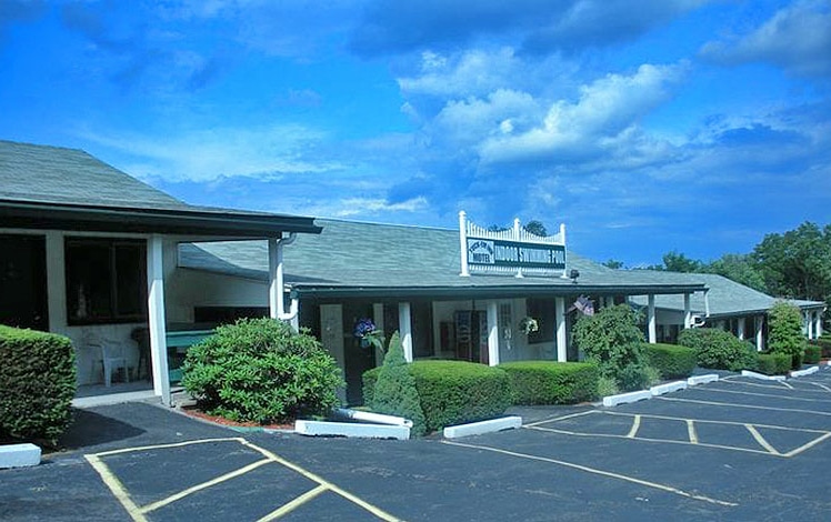 Tuck Em Inn exterior of hotel in parking lot