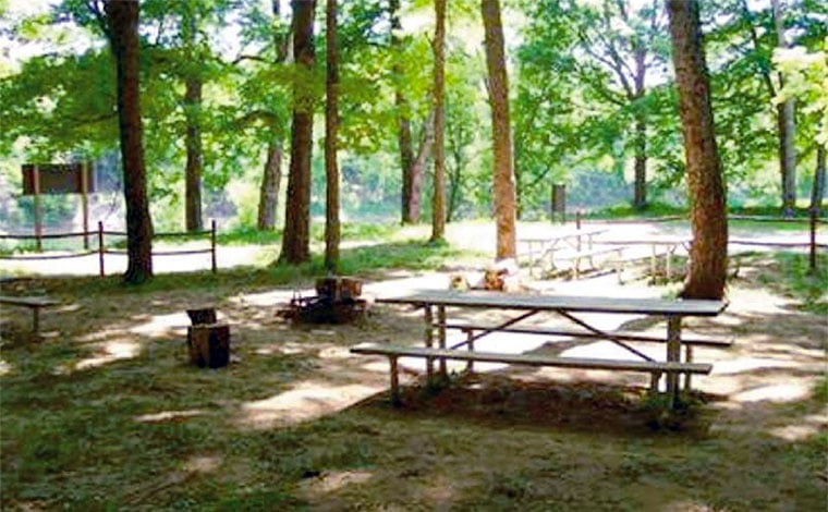 Valley-View-Group-Campground-picnic-table-site