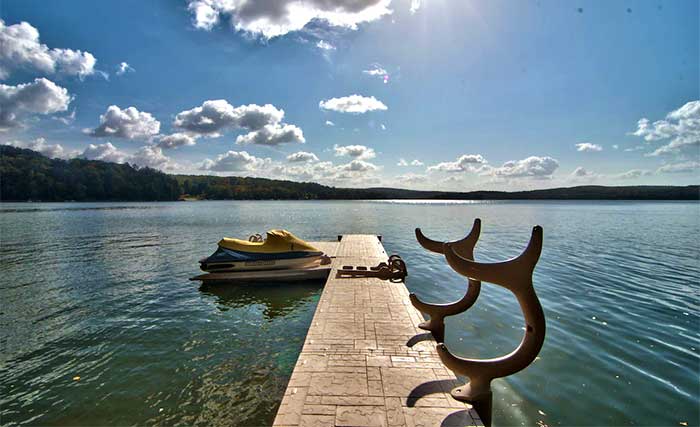 Wallenpaupack Lakefront Chalet dock and lake