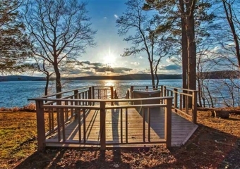 Wally's Hideout Deck by the Lake