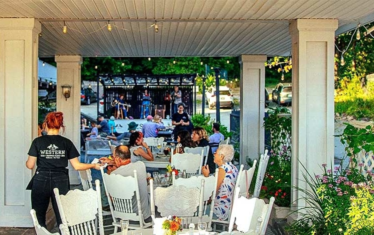 Western Supper Club & Inn patio and music stage