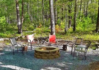 Woodsy Chalet in White Mills fire pit
