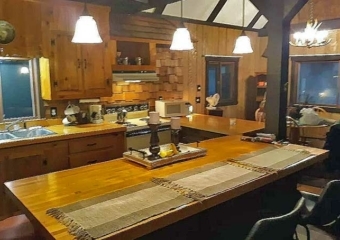 Woodsy Chalet in White Mills kitchen