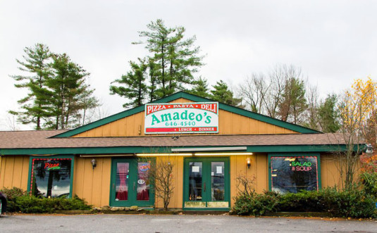 amadeos-pizza-pocono-pines-front-of-building-and-pine-trees