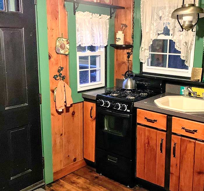 babbling-brook-cottages-cabin-kitchen