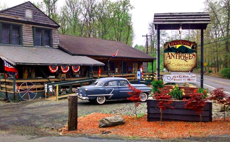 backroads-antiques-collectibles-henryville-exterior