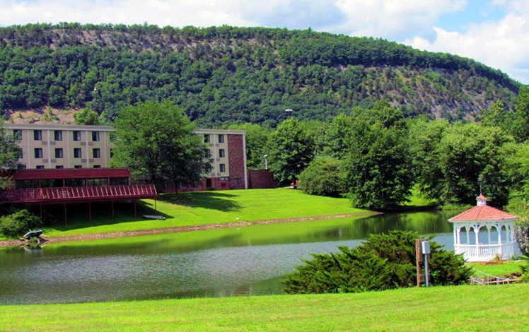 best western at hunt's landing overlooking river