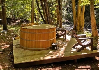 Cabin on 10 Mile River hot tub