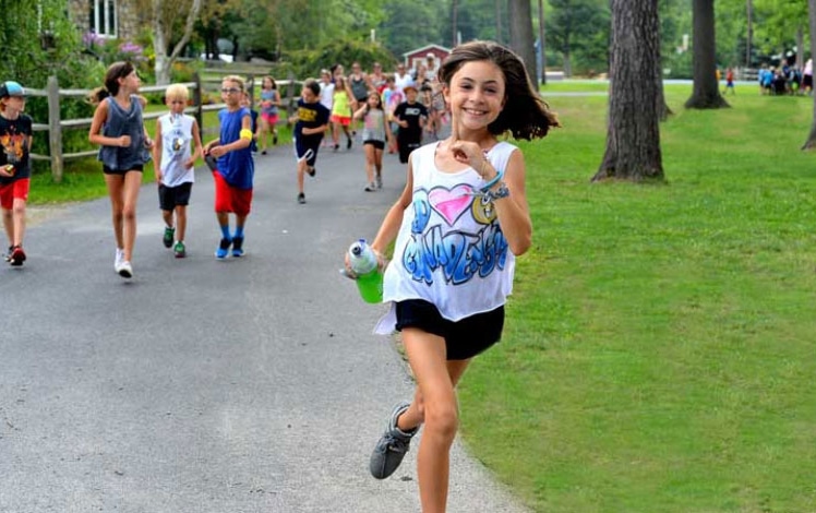 camp-canadensis kids running up path