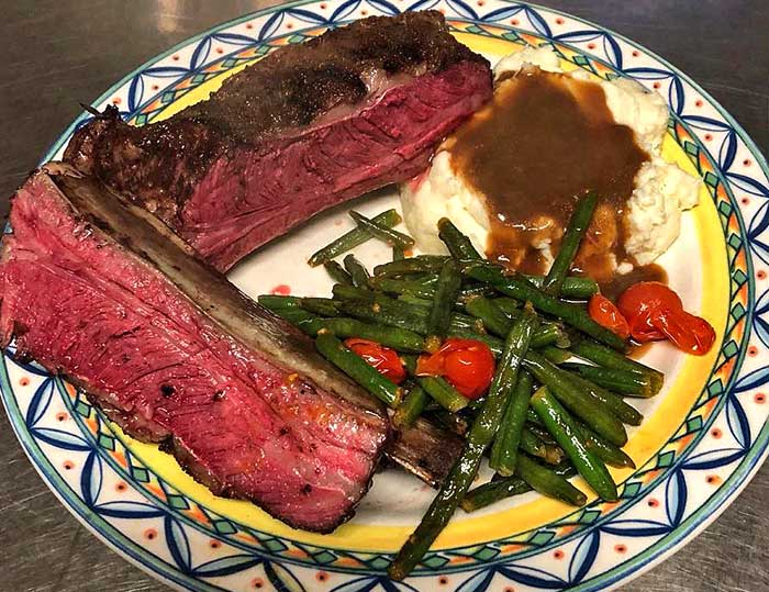 steak, green beans, mashed potatoes