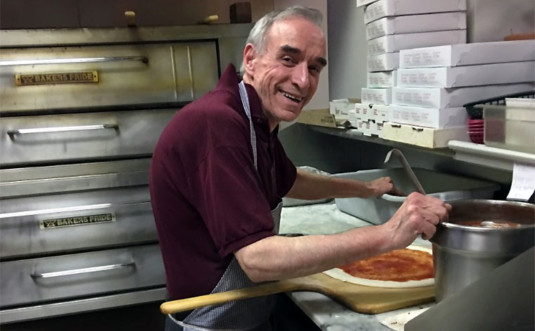 doughboys-of-the-poconos-pizza-maker