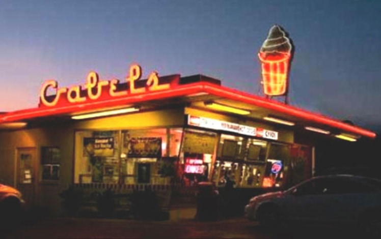 gabels-ice-cream-and-fast-food-stand-with-neon-ice-cream-cone