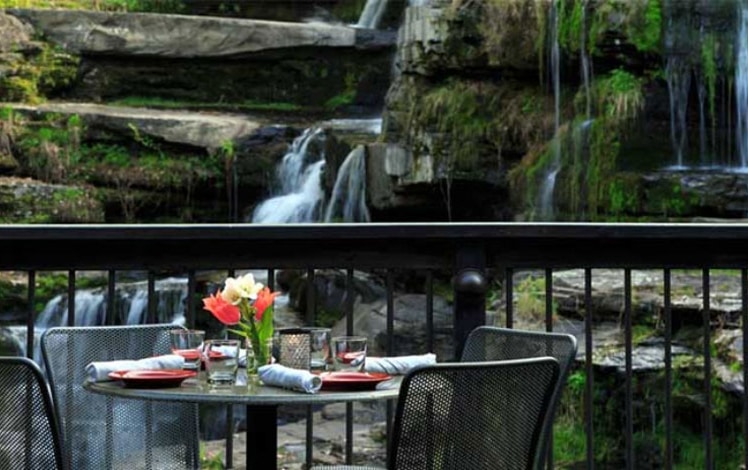 glass-ledges-hotel-table-on-deck